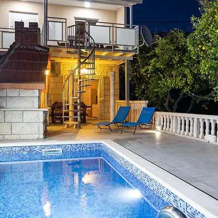 Casa de Férias Pet Friendly In With Wi-fi Podstrana